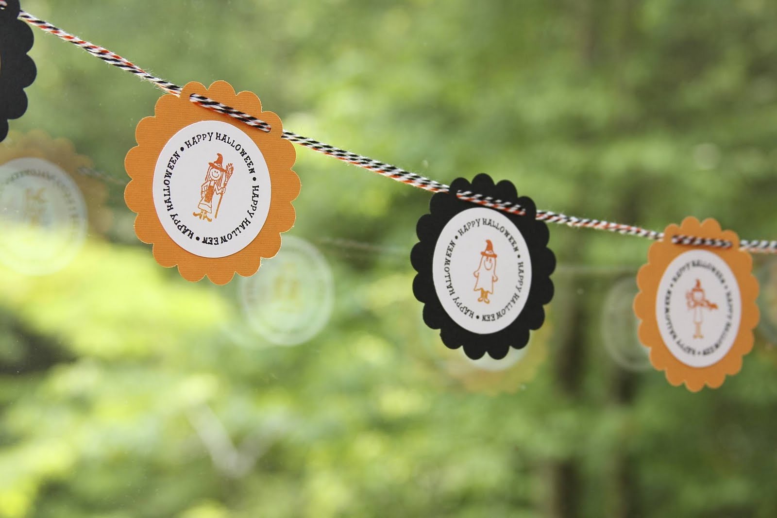 Halloween Garland Banner | iloveitallwithmonikawright.com Halloween Garland Banner | iloveitallwithmonikawright.com